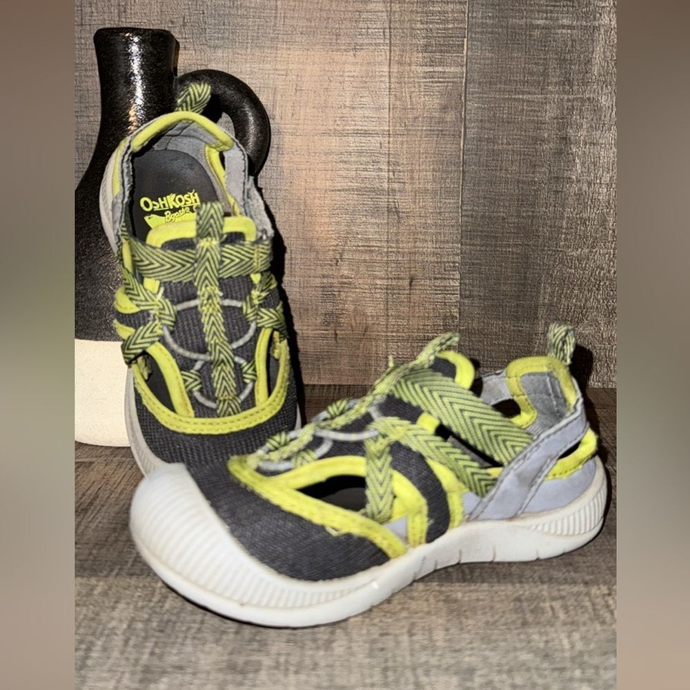 OSHKOSH like‎ Keen Sandals- size 9